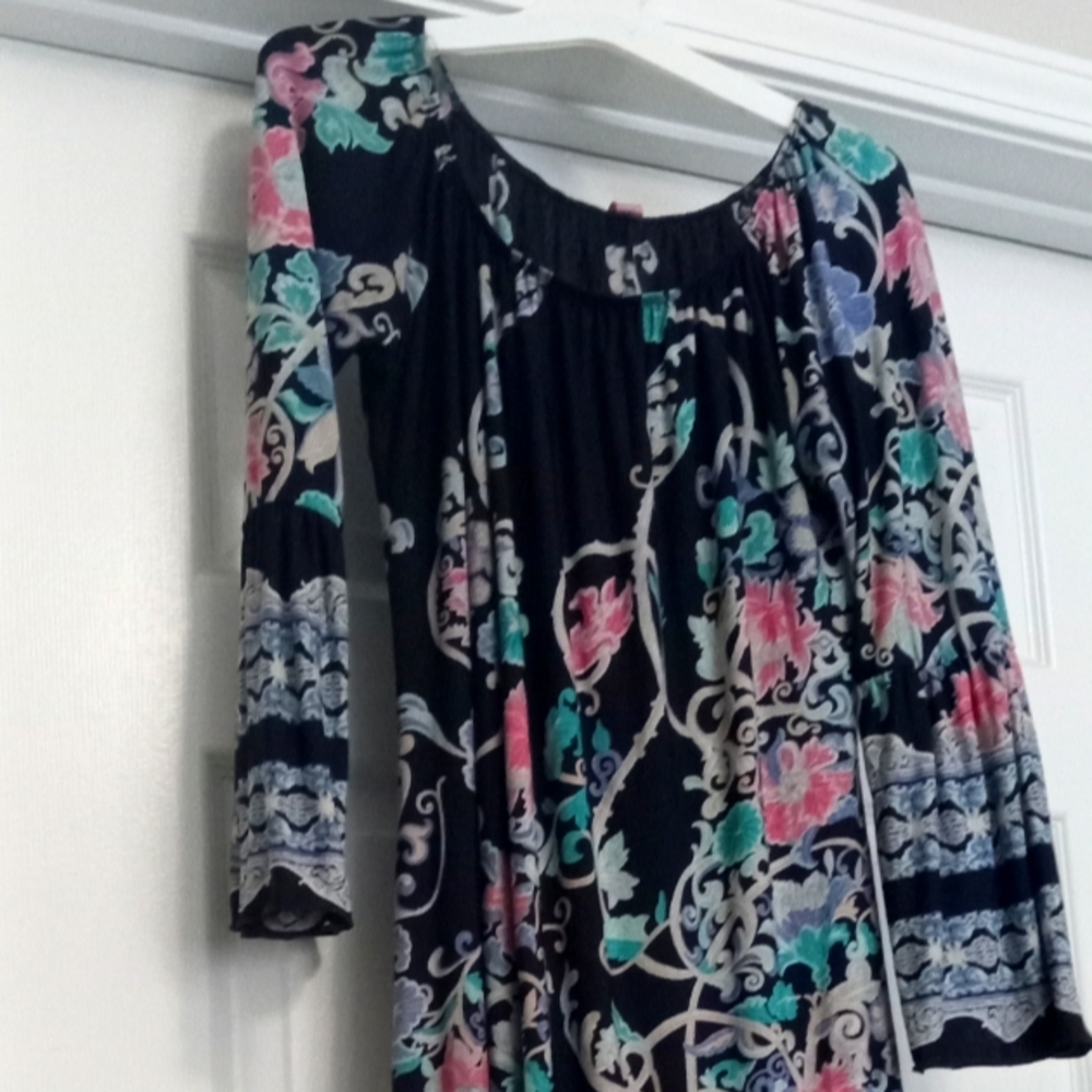 Ladies Bohemian dress size medium. Brand name is Dazzle up. Blue floral